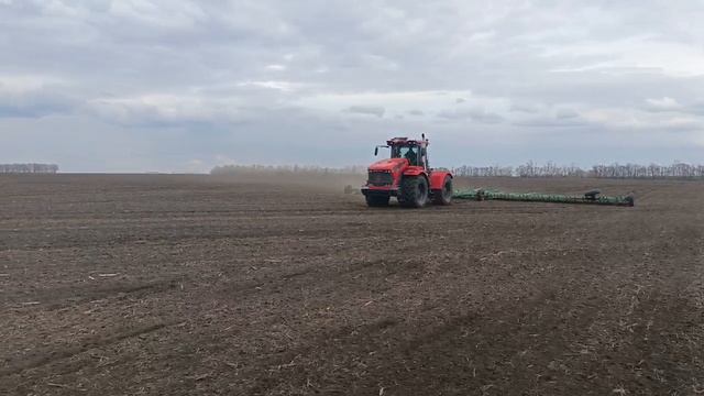 Трактор "Кировец К-746" 460л.с. агрегатирован с 22-метровой зубчатой бороной.