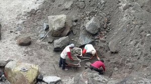 Строительство, шахтёры разбивают камни и собирают песок