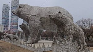 Инсталляция "Полярные медведи" у Ростокинского акведука весной (март 2025)