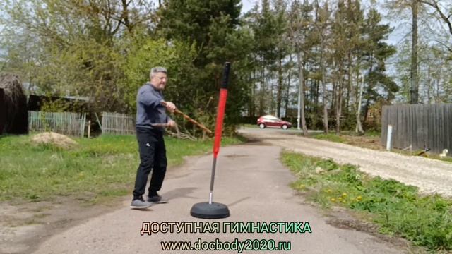 Отработка ударов ротанговыми палками на макиваре в деревне (9)