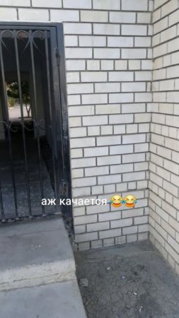 Мало того, что оно жужжит и мешает людям жить, так ещё и по фундаменту вечная сырость и грязь