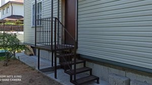 Уличная лестница с навесом