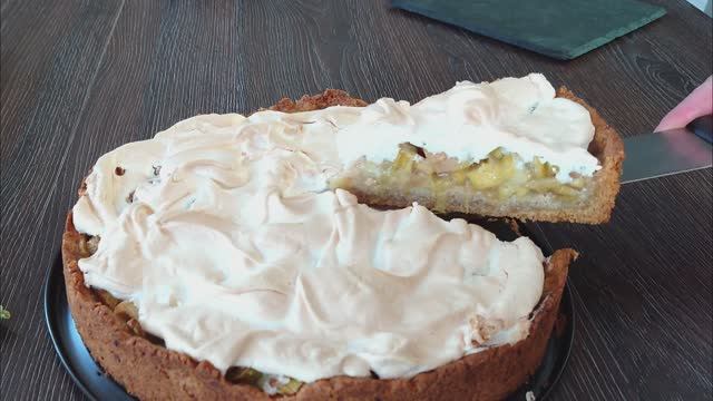 Пирог с ревенем и меренгой — нежный десерт! 🥧🍓