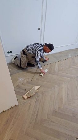Укладка паркета английская ёлка на стяжку жёстким способом #Паркет #Елка #Пол #Ремонт #Дом