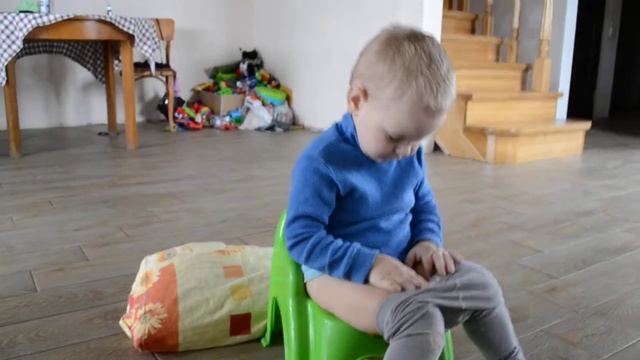 Малыш засыпает на горшке!!! ...))) смотреть онлайн