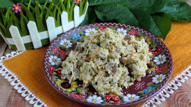 Молодая капуста тушёная с  грибами и горошком