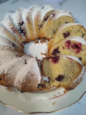 Кекс с ягодами. Всё смешал и в духовку. Вкусно и просто.