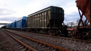 Тепловоз 1533 серии C36-7i с грузовым поездом отправляется со станции Нарва
