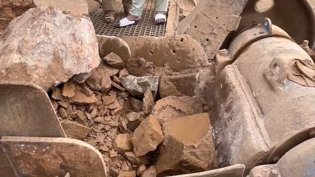 Строительство, дробление щебёнки