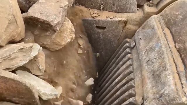 Строительство, дробление щебёнки