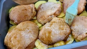 Куриные бедрышки и картошка в духовке под ароматным горчично-медовым соусом.