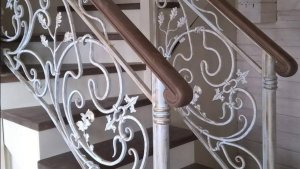 Лестница с ограждениями из художественной ковки и встроенным шкафом
