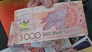 Канал 7 TEŃGE первый показывает новые банкноты 5000 тенге образца 2023 года! Они реально крутые!