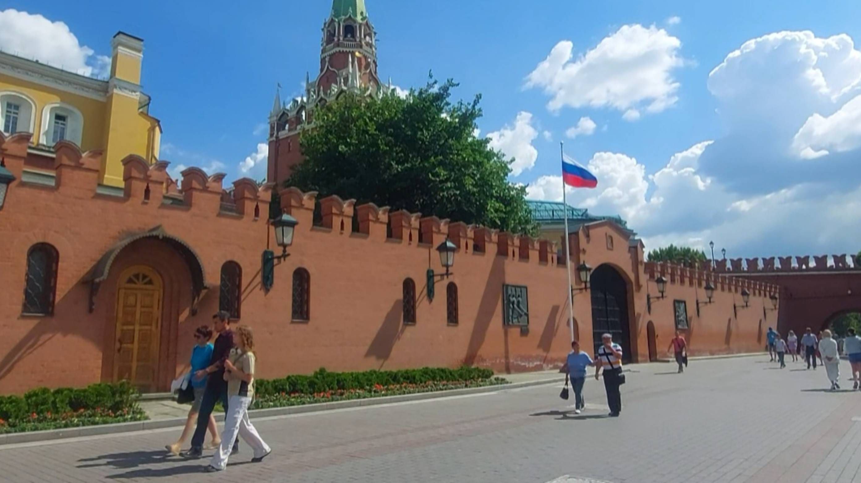 Москва 🇷🇺Александровский сад .
Памятник Владимиру Великому