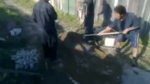 ТРИ китайца на одной лопате