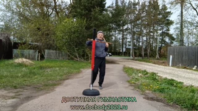 Отработка ударов ротанговыми палками на макиваре в деревне (2)