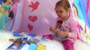 Мисс Кэти (Miss Katy) - Katy and kitty are playing in the tent.