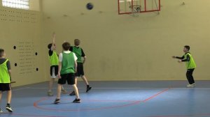 Во время весенних каникул учителя физкультуры организовали небольшую баскетбольную встречу