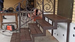 Уличная кованная лестница для входа в дом