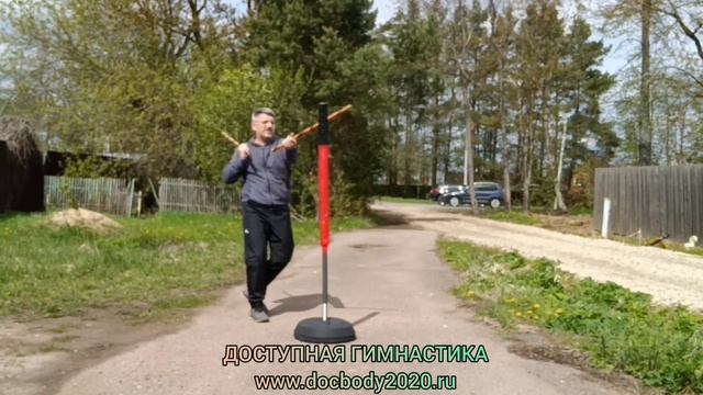 Отработка ударов ротанговыми палками на макиваре в деревне (4)