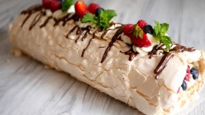 Вкуснейший МЕРЕНГОВЫЙ РУЛЕТ с ЯГОДАМИ. Такой РУЛЕТ съедается за одно ЧАЕПИТИЕ.