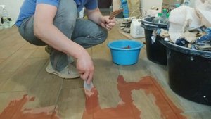 Затирка швов на плитке на полу.