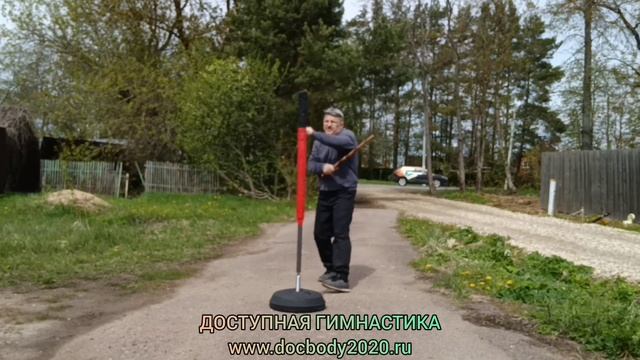 Отработка ударов ротанговыми палками на макиваре в деревне (7)