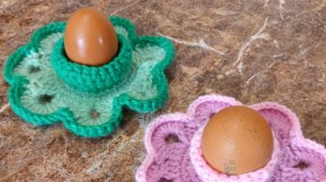 Подставка под пасхальное яйцо связанная крючком