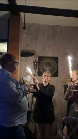 Вручение мне пирожного в ресторане Мясо и Угли - на мой день рождения...