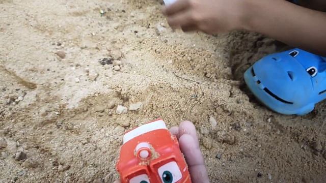 Tayo bus kecil thomas  friendsrobocarsuperwings  lainnya mereka terjebak dipasir kotor sekali