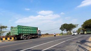 Wow Ada Truk Kontainer, Truk Tangki, Truk Molen, Bus Telolet Mirip Tayo Dan Teman Teman