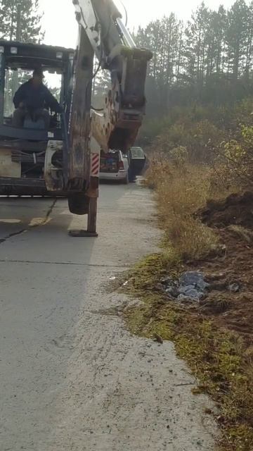 Hydraulic hammer on HIDROMEK JCB Backhoe breaking concrete смотреть онлайн