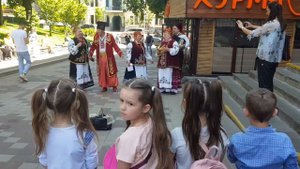 Чом ти не прийшов як місяць зійшов? Я тебе чекала Чи коня не мав, чи стежки не знав, мати не пускал