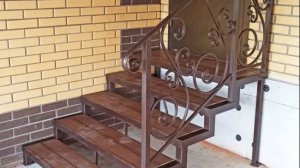 Лестница для входа в дом с кованным ограждением