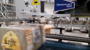 Принтер аппликатор этикеток Videojet 9550 FOP на групповую упаковку пива at Leffe