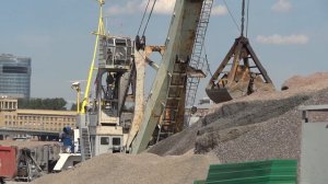 Harbour crane unloading barge part 2