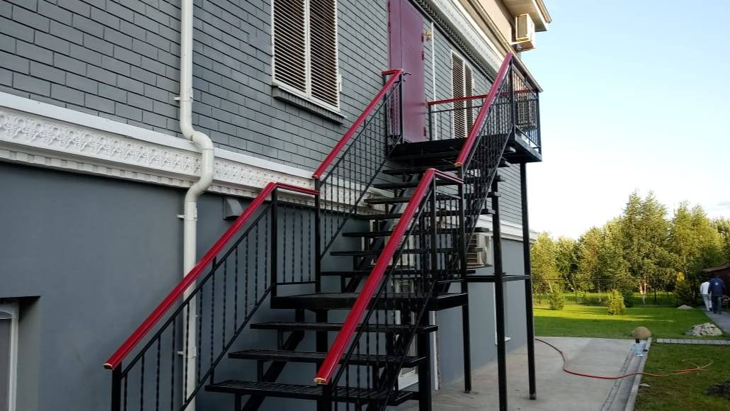 Лестница для запасного выхода смотреть онлайн