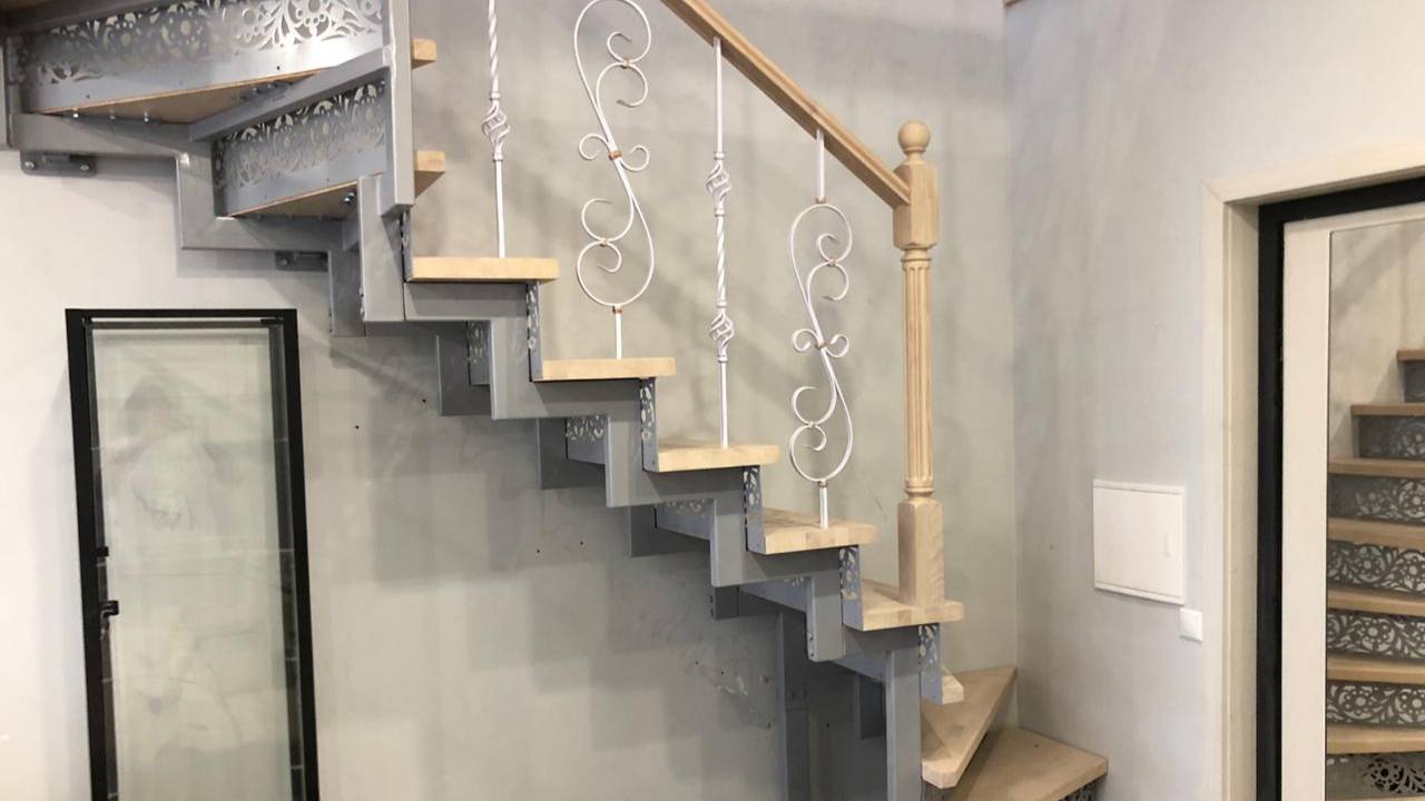 Поворотная лестница из профильной трубы с элементами ковки смотреть онлайн