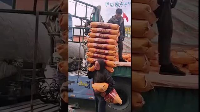 Рабочий на спор вынес 500 кг цемента в Китае