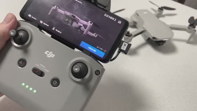 Квадрокоптер DJI Mini 2 Fly More Combo серый смотреть онлайн