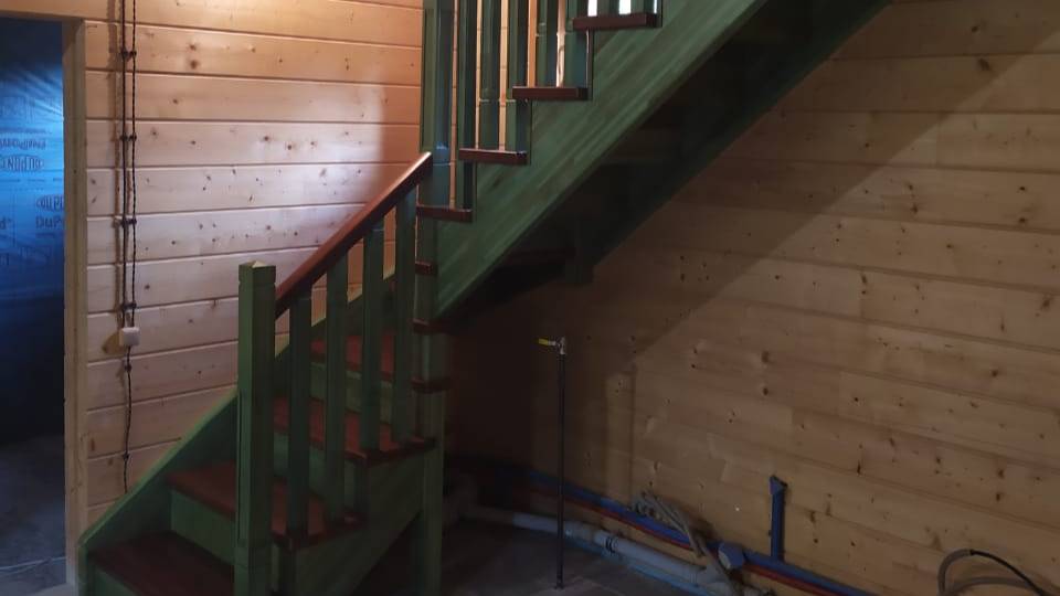 Деревянная лестница с классическим ограждением смотреть онлайн