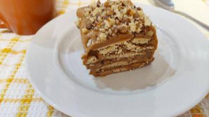 Торт из печенья со сгущенкой и грецкими орехами
