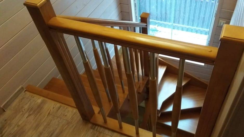 Комбинированная деревянная лестница с 1-го на 2-й этаж смотреть онлайн