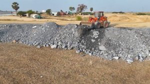 Строительство, засыпка щебёнкой новой площадки