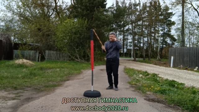 Отработка ударов ротанговыми палками на макиваре в деревне (8)
