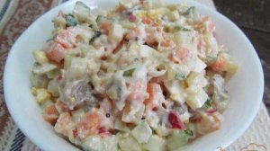 Салат из куриного мяса с огурцами и грибами