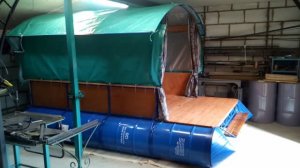 Плот-катамаран из восьми бочек на металическом каркасе