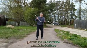 Упражнения с металлическим трёхзвенным шестом Сань-цзе-гунь в деревне (8)