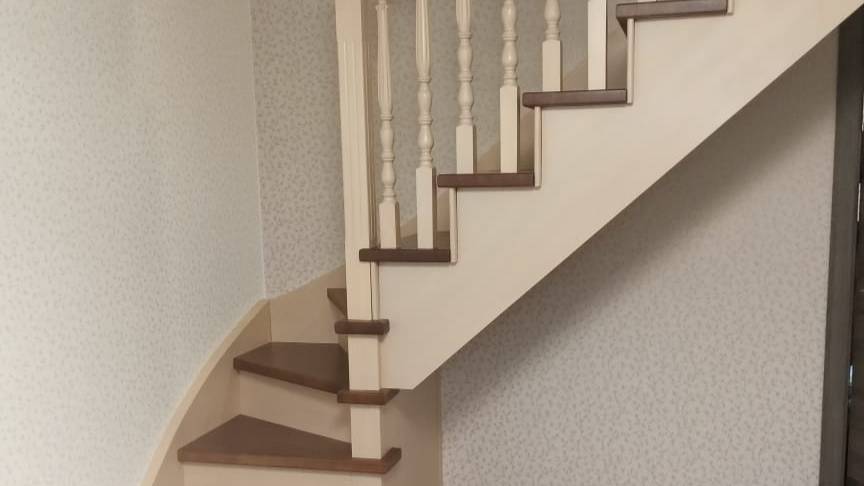 Комбинированная двухцветная г-образная лестница из лиственницы и сосны