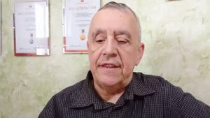 Директор пригласил секретаршу в свой кабинет и велел ей раздеться, чтобы заняться сексом.